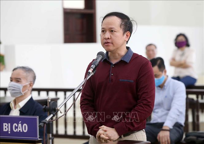 Trong ảnh: Bị cáo Nguyễn Đăng Nguyên (sinh năm 1976, cựu Phó Tổng Giám đốc phụ trách chức vụ Tổng Giám đốc MobiFone) nói lời sau cùng trước khi tòa tuyên án. Ảnh: Doãn Tấn - TTXVN