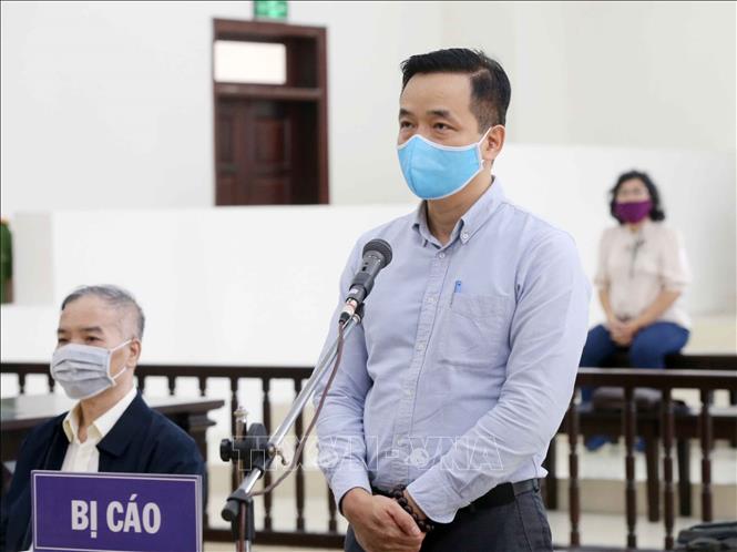 Trong ảnh: Bị cáo Nguyễn Mạnh Hùng (sinh năm 1969, cựu Phó Tổng giám đốc MobiFone) nói lời sau cùng trước khi tòa tuyên án. Ảnh: Doãn Tấn - TTXVN