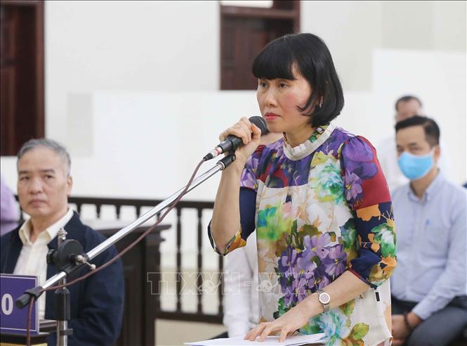 Trong ảnh: Bị cáo Phan Thị Hoa Mai (sinh năm 1966, thành viên Hội đồng thành viên MobiFone) nói lời sau cùng trước khi tòa tuyên án. Ảnh: Doãn Tấn - TTXVN