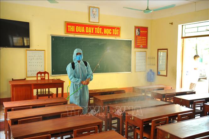 Trong ảnh: Phun thuốc khử trùng tại Trường Tiểu học Thanh Bình (thành phố Ninh Bình). Ảnh: Minh Đức - TTXVN
