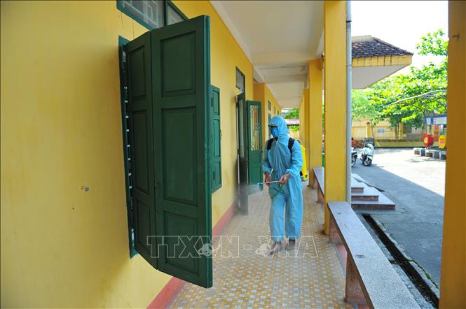 Trong ảnh: Phun thuốc khử trùng tại Trường Tiểu học Thanh Bình (thành phố Ninh Bình). Ảnh: Minh Đức - TTXVN