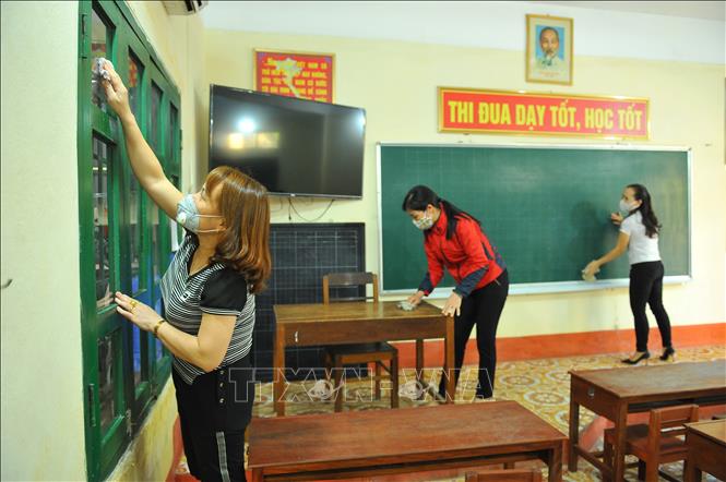 Trong ảnh: Giáo viên và nhân viên Trường Tiểu học Thanh Bình (thành phố Ninh Bình) vệ sinh lớp học. Ảnh: Minh Đức - TTXVN
