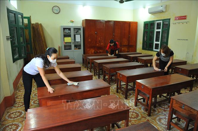Trong ảnh: Giáo viên và nhân viên Trường Tiểu học Thanh Bình (thành phố Ninh Bình) vệ sinh lớp học. Ảnh: Minh Đức - TTXVN