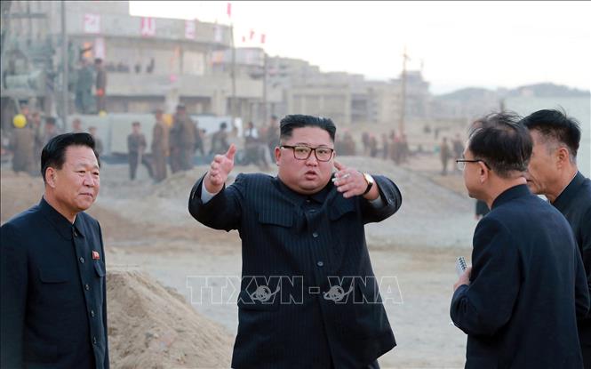 Trong ảnh: Nhà lãnh đạo Triều Tiên Kim Jong-un (giữa) thị sát công trình xây dựng khu du lịch nghỉ dưỡng Wonsan-Kalma ở bờ biển phía Đông thành phố Wonsan ngày 1/11/2018. Ảnh: AFP/TTXVN   