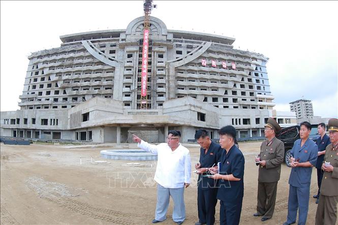 Trong ảnh: Nhà lãnh đạo Triều Tiên Kim Jong-un (trái) thị sát công trình xây dựng khu du lịch Wonsan-Kalma ở bờ biển phía Đông thành phố Wonsan ngày 17/8/2018. Ảnh: AFP/TTXVN 