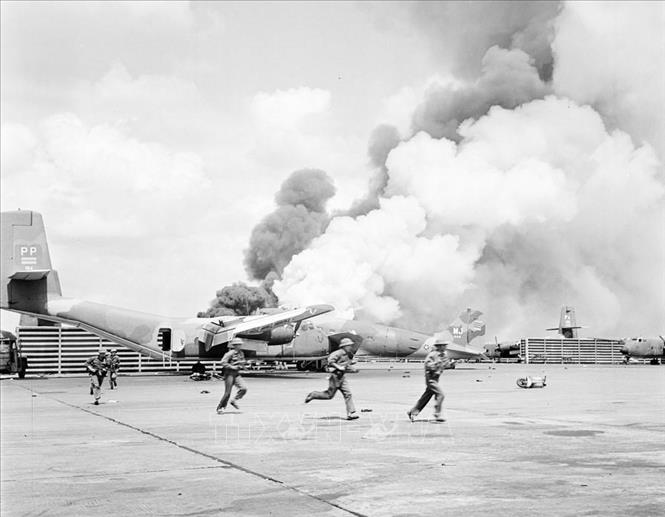 Trong ảnh: Ngày 28/4/1975, các trận địa pháo của ta nã đạn vào sân bay Tân Sơn Nhất. Đúng 11 giờ 30 phút ngày 30/4, lá cờ 