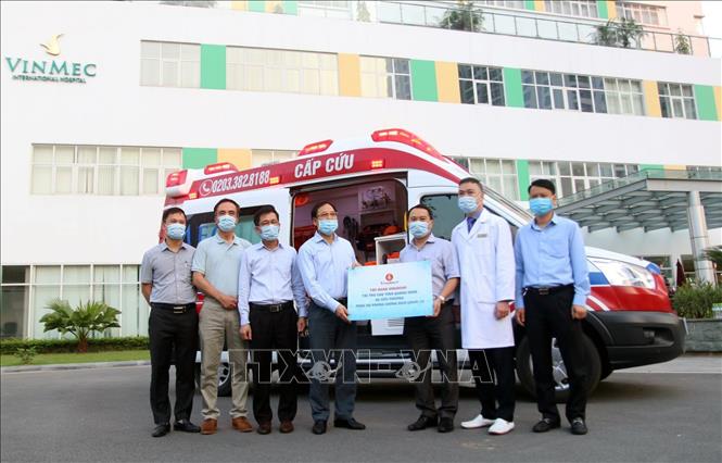 Trong ảnh: Lễ trao tặng xe cứu thương cho ngành Y tế Quảng Ninh. Ảnh: TTXVN phát
