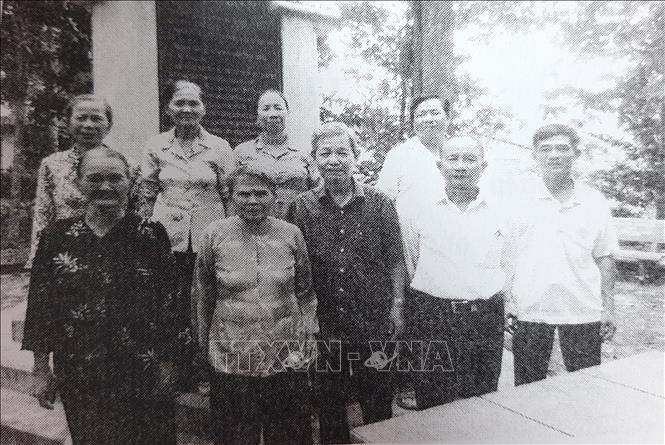 Trong ảnh: Đồng chí Phạm Thanh Phong chụp ảnh lưu niệm với các chị từng là cơ sở cách mạng che giấu đồng chí trong chiến tranh. Ảnh: TTXVN phát