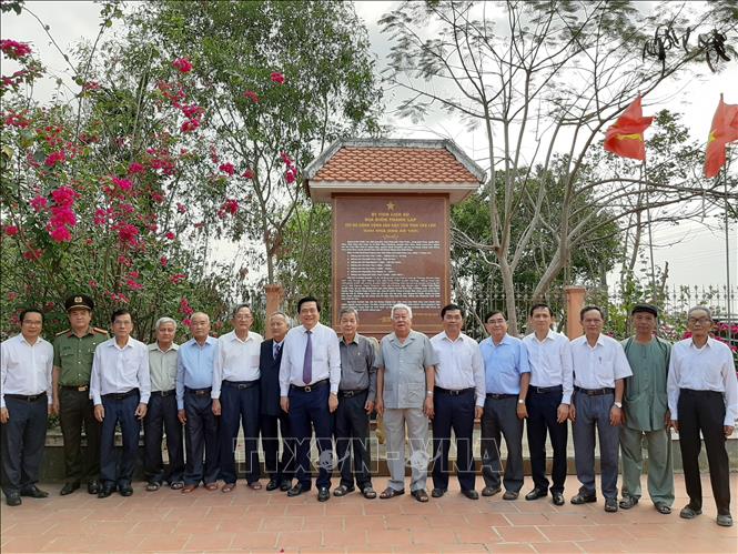 Trong ảnh: Đồng chí Phạm Thanh Phong cùng các thế hệ lãnh đạo tỉnh thăm khu Di tích Nhà ông Bộ Thỏ - nơi thành lập Chi bộ Đảng Cộng sản Việt Nam đầu tiên của tỉnh Chợ Lớn, tại ấp Bình Hữu 2, xã Đức Hòa Thượng, huyện Đức Hòa. Ảnh: Đức Hạnh - TTXVN 