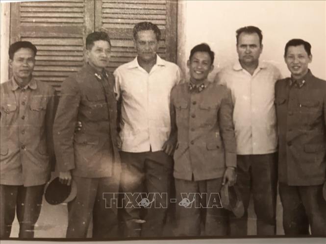 Trong ảnh: Đại tá Anatoly Nazarov, Phó Chủ tịch Chi hội St. Petersburg của Hội liên khu vực cựu chiến binh chiến tranh Việt Nam (MOOVVV) LB Nga chụp ảnh chung với các sĩ quan Việt Nam. Ảnh: Nhóm P/v TTXVN tại Liên bang Nga
	
