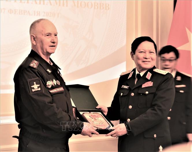 Trong ảnh: Đại tá phòng không Aleksey Skreblyukov - Chủ tịch Chi hội St Petersburg, Hội liên khu vực cựu chiến binh chiến tranh Việt Nam (MOOVVV) của LB Nga chụp ảnh với Bộ trưởng Bộ Quốc phòng Ngô Xuân Lịch tại St. Petersburg. Ảnh: Nhóm P/v TTXVN tại Liên bang Nga
	