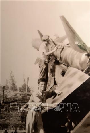 Trong ảnh: Đại tá Anatoly Nazarov, Phó chủ tịch Chi hội St. Petersburg của Hội liên khu vực cựu chiến binh chiến tranh Việt Nam (MOOVVV) LB Nga đứng trên bệ phóng tên lửa. Ảnh: Nhóm P/v TTXVN tại Liên bang Nga
	