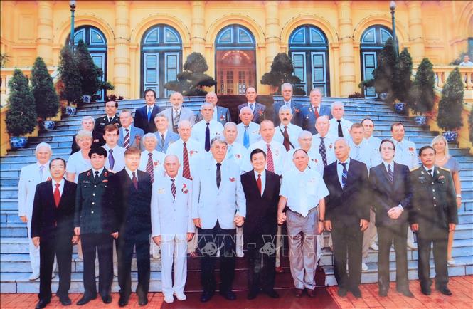 Trong ảnh: Trung tướng phòng không Viktor Filippov (trái) nắm tay nguyên Chủ tịch nước Nguyễn Tấn Sang trong chuyến sang thăm Việt Nam. Ảnh: Nhóm P/v TTXVN tại Liên bang Nga
	
