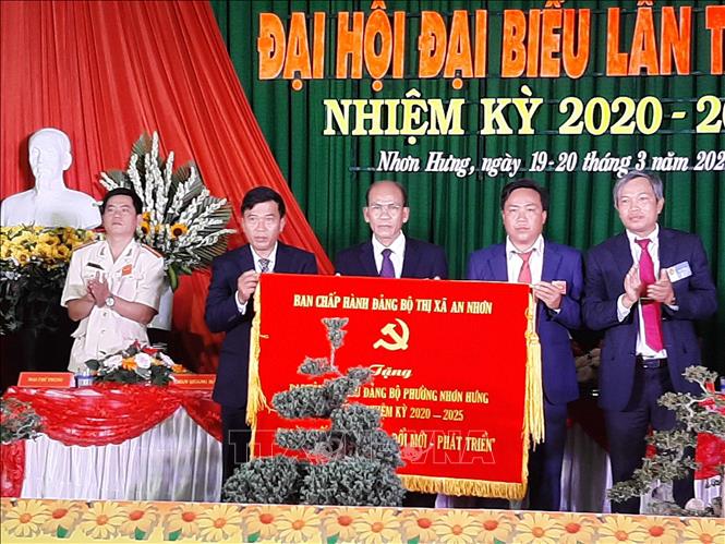 Trong ảnh: Bí thư Thị ủy, Chủ tịch UBND thị xã An Nhơn Đặng Vĩnh Sơn (phải) tặng bức trướng cho Ban Chấp hành Đảng bộ phường Nhơn Hưng, thị xã An Nhơn, khóa XV (nhiệm kỳ 2020 – 2025). Ảnh: TTXVN phát