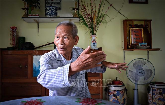 Trong ảnh: Nhà báo Huỳnh Văn Hoài kể lại việc tìm vị trí đặt tượng đài Bác Hồ tại bến Ninh Kiều (ảnh chụp năm 2018 lúc ông còn khỏe mạnh, hiện nay ông bệnh nặng, không giao tiếp được). Ảnh: TTXVN phát