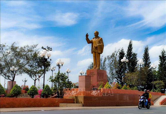Trong ảnh: Tượng đài Bác Hồ tại bến Ninh Kiều, thành phố Cần Thơ hiện nay. Ảnh: Thanh Liêm - TTXVN