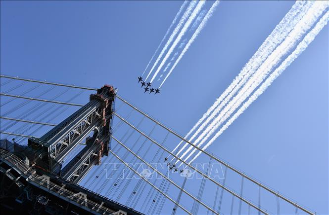 Trong ảnh: Phi đội máy bay biểu diễn Blue Angels và Thunderbirds trình diễn tri ân các nhân viên y tế đang ở tuyến đầu chống dịch COVID-19, tại New York, Mỹ ngày 28/4/2020. Ảnh: AFP/ TTXVN