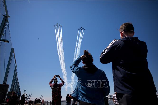 Trong ảnh: Phi đội máy bay biểu diễn Blue Angels và Thunderbirds trình diễn tri ân các nhân viên y tế đang ở tuyến đầu chống dịch COVID-19, tại New York, Mỹ ngày 28/4/2020. Ảnh: THX/TTXVN