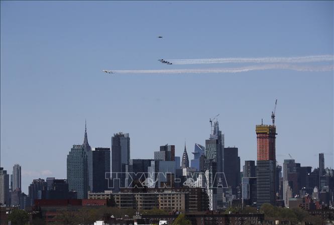 Trong ảnh: Phi đội máy bay biểu diễn Blue Angels và Thunderbirds trình diễn tri ân các nhân viên y tế đang ở tuyến đầu chống dịch COVID-19, tại New York, Mỹ ngày 28/4/2020. Ảnh: THX/TTXVN