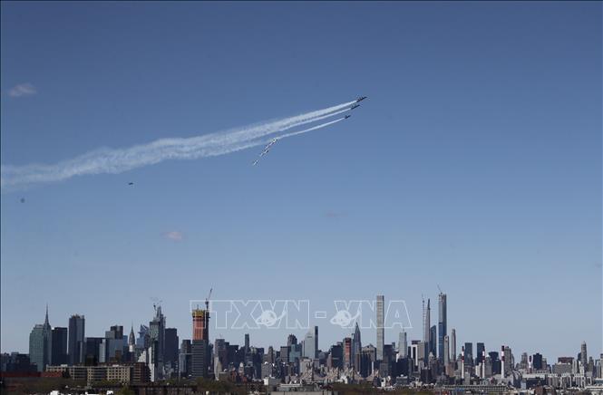 Trong ảnh: Phi đội máy bay biểu diễn Blue Angels và Thunderbirds trình diễn tri ân các nhân viên y tế đang ở tuyến đầu chống dịch COVID-19, tại New York, Mỹ ngày 28/4/2020. Ảnh: THX/TTXVN