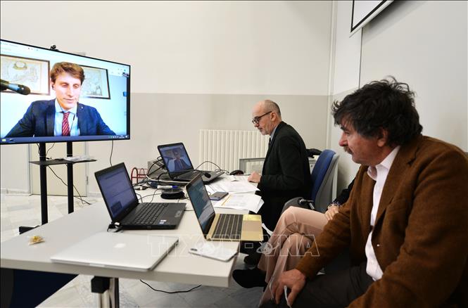 Trong ảnh: Sinh viên (trên màn hình)  thảo luận với giáo viên thông qua ứng dụng Google Meet  tại Venice, Italy, sau khi nhiều trường học đóng cửa do dịch COVID-19. Ảnh: AFP/TTXVN