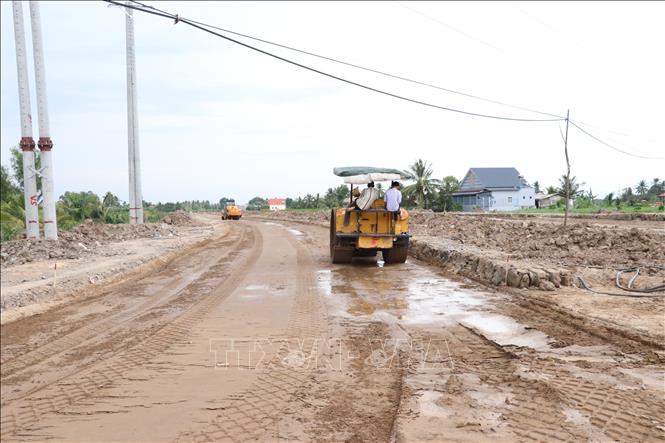 Trong ảnh: Công trình đường vành đai của thành phố Tân An đang được thi công để kịp tiến độ cuối năm nay đưa vào sử dụng. Ảnh: Đức Hạnh - TTXVN 