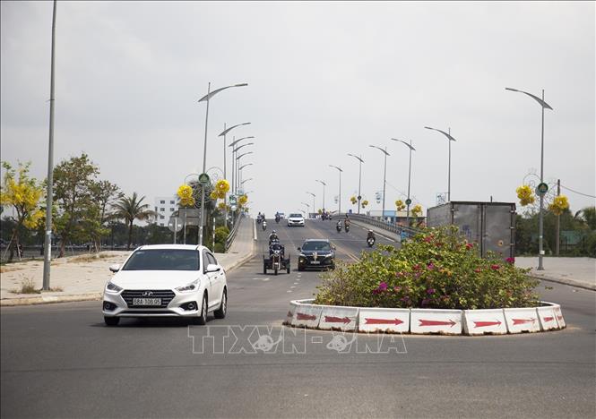 Trong ảnh: Vòng xoay chân cầu Ba Tháng Hai, phường Vĩnh Bảo, thành phố Rạch Giá (Kiên Giang). Ảnh: Hồng Đạt - TTXVN
