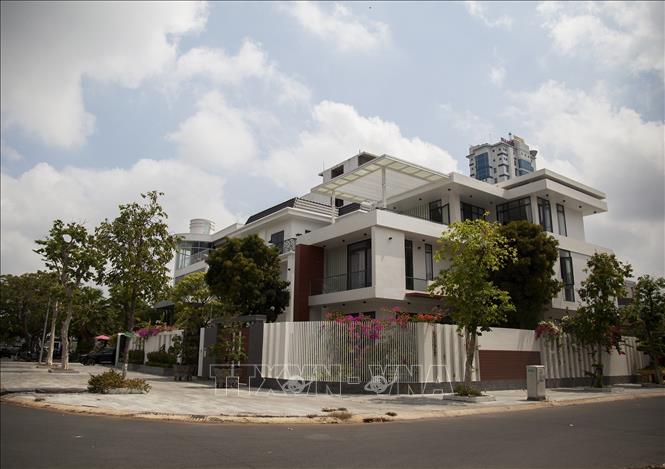 Trong ảnh: Những căn biệt thự hiện đại tại Khu đô thị lấn biển Rạch Giá, đường Tôn Đức Thắng, phường Vĩnh Bảo. Ảnh: Hồng Đạt - TTXVN
