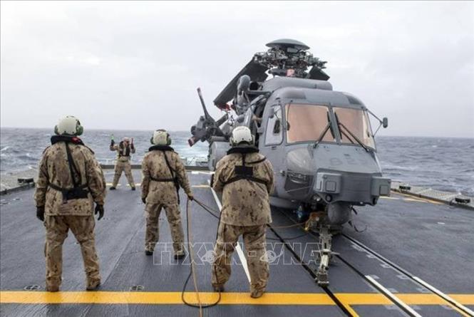 Trong ảnh: Binh sĩ Canada điều khiển trực thăng CH-148 trên tàu sân bay HMCS Fredericton. Ảnh: Canadian Forces/TTXVN