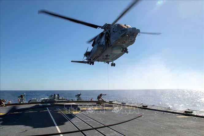 Trong ảnh: Trực thăng Cyclone cất cánh từ tàu sân bay Fredericton trong một cuộc huấn luyện trên biển. Ảnh: REUTERS/TTXVN