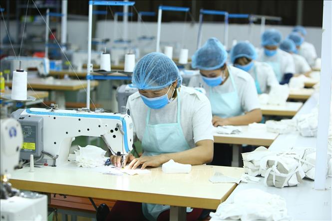 Trong ảnh: Công nhân Công ty Cổ phần Thời trang K’s Closet (Hà Nội) sản xuất khẩu trang kháng khuẩn. Ảnh: Anh Tuấn - TTXVN