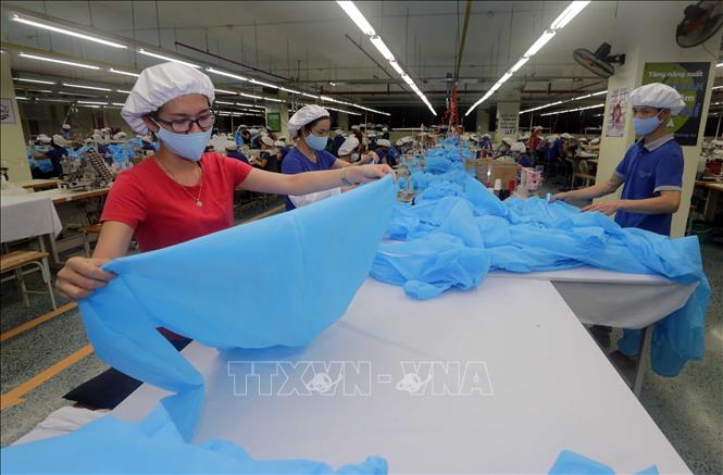 Trong ảnh: Công nhân xưởng sản xuất quần áo bảo hộ y tế của Công ty Cổ phần Đầu tư và Thương mại TNG (Thái Nguyên). Ảnh: Trần Việt – TTXVN