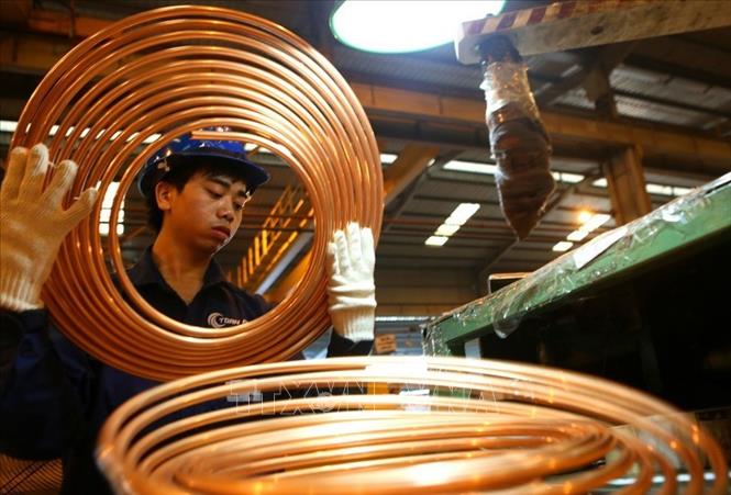 Trong ảnh: Công nhân nhà máy sản xuất ống đồng Toàn Phát (Hưng Yên). Ảnh: Ngọc Hà – TTXVN