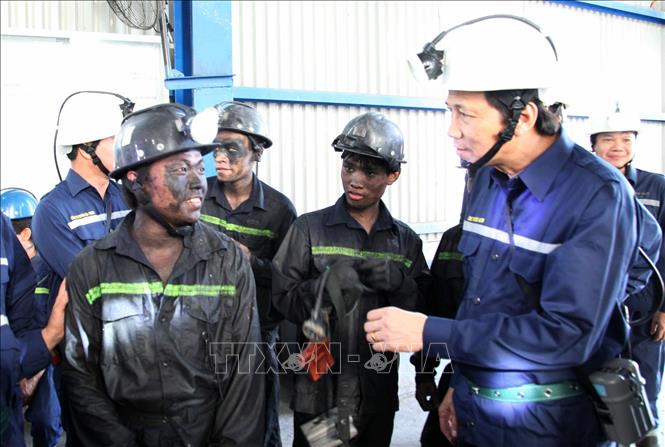 Trong ảnh: Bộ trưởng Bộ Lao động - Thương binh và Xã hội Đào Ngọc Dung thăm hỏi công nhân mỏ than hầm lò tại Công ty Cổ phần than Núi Béo, Quảng Ninh (12/9/2019). Ảnh: TTXVN phát