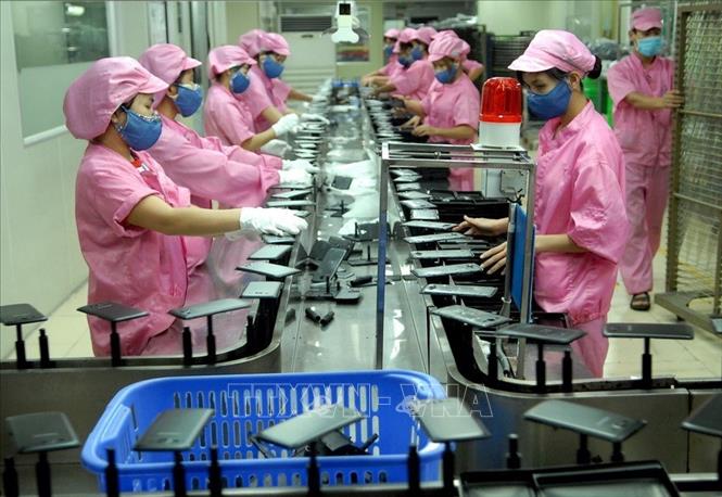 Trong ảnh: Công nhân Công ty TNHH Dawon Electronic Vina (vốn đầu tư của Hàn Quốc, Khu công nghiệp Yên Phong, Bắc Ninh) làm việc tại dây truyền sản xuất vỏ điện thoại. Ảnh: Danh Lam – TTXVN