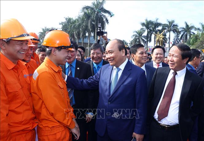 Trong ảnh: Thủ tướng Nguyễn Xuân Phúc thăm hỏi, động viên, chúc Tết công nhân, người lao động tại cảng Hoàng Diệu, Hải Phòng (30/1/2019). Ảnh: Thống Nhất – TTXVN     