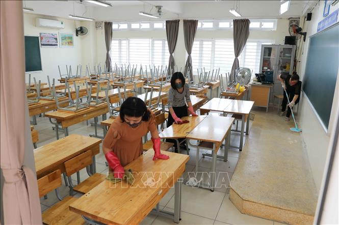 Trong ảnh: Sáng 2/5, Trường THCS Phan Chu Trinh, quận Ba Đình tiến hành dọn dẹp, tổng vệ sinh toàn trường. Ảnh: Thanh Tùng - TTXVN