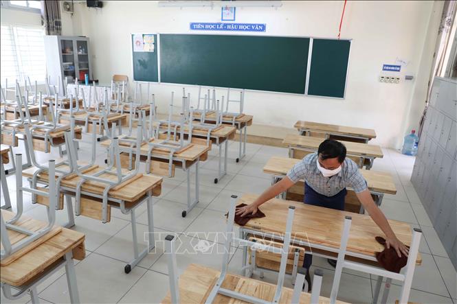 Trong ảnh: Sáng 2/5, Trường THCS Phan Chu Trinh, quận Ba Đình tiến hành dọn dẹp, tổng vệ sinh toàn trường. Ảnh: Thanh Tùng - TTXVN