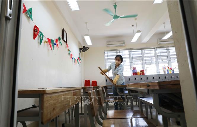 Trong ảnh: Trường THCS Mạc Đĩnh Chi, quận Ba Đình tiến hành dọn dẹp, tổng vệ sinh toàn trường trong sáng 2/5. Ảnh: Thanh Tùng - TTXVN
