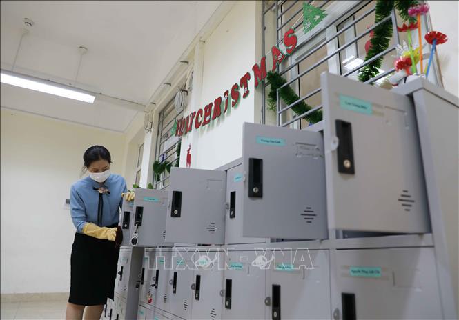 Trong ảnh: Trường THCS Mạc Đĩnh Chi, quận Ba Đình tiến hành dọn dẹp, tổng vệ sinh toàn trường trong sáng 2/5. Ảnh: Thanh Tùng - TTXVN