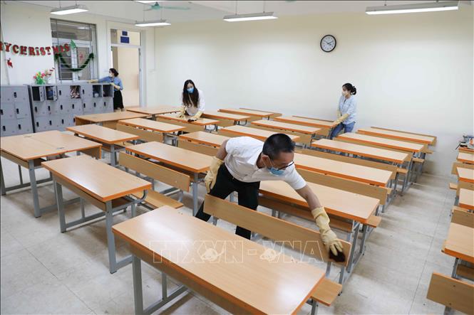 Trong ảnh: Trường THCS Mạc Đĩnh Chi, quận Ba Đình tiến hành dọn dẹp, tổng vệ sinh toàn trường trong sáng 2/5. Ảnh: Thanh Tùng - TTXVN