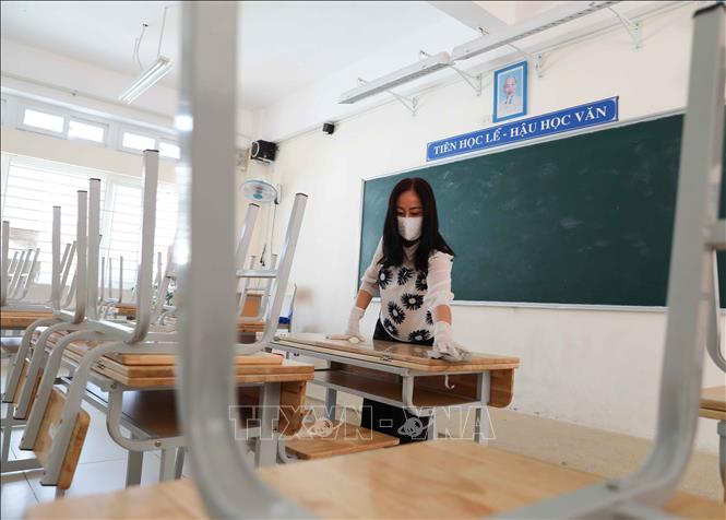 Trong ảnh: Giáo viên Trường THCS Phan Chu Trinh, quận Ba Đình tiến hành dọn dẹp, tổng vệ sinh toàn trường trong sáng 2/5. Ảnh: Thanh Tùng - TTXVN