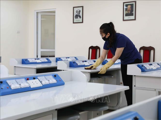 Trong ảnh: Giáo viên Trường THCS Mạc Đĩnh Chi, quận Ba Đình tiến hành dọn dẹp, tổng vệ sinh toàn trường trong sáng 2/5. Ảnh: Thanh Tùng - TTXVN