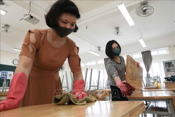 Trong ảnh: Giáo viên Trường THCS Phan Chu Trinh, quận Ba Đình tiến hành dọn dẹp, tổng vệ sinh toàn trường trong sáng 2/5. Ảnh: Thanh Tùng - TTXVN