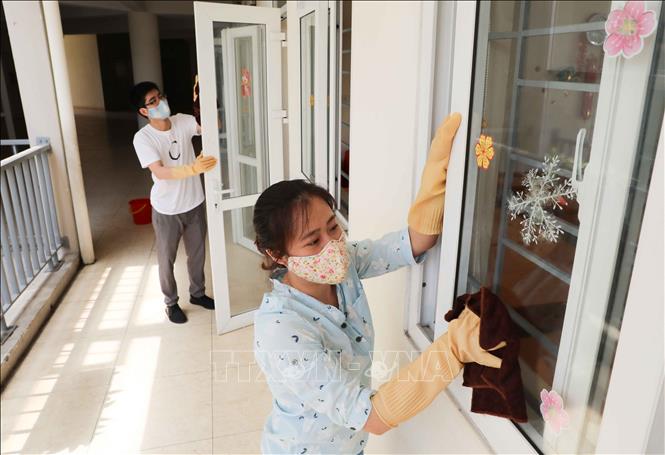 Trong ảnh: Trong sáng 2/5, Trường THCS Mạc Đĩnh Chi, quận Ba Đình tiến hành tổng vệ sinh toàn trường để đón học sinh trở lại. Ảnh: Thanh Tùng - TTXVN