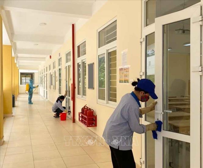 Trong ảnh: Trường THPT Trần Nhân Tông, quận Hai Bà Trưng tổng vệ sinh toàn trường, sẵn sàng đón học sinh trở lại vào ngày 4/5 tới đây. Ảnh: TTXVN phát