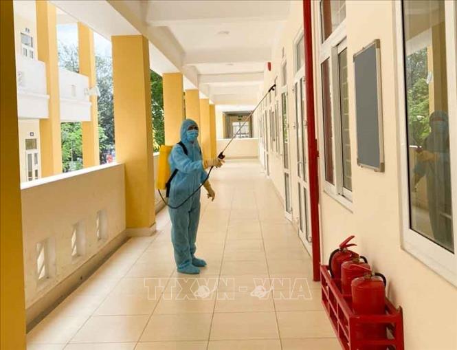 Trong ảnh: Trường THPT Trần Nhân Tông, quận Hai Bà Trưng phun thuốc khử khuẩn, tổng vệ sinh toàn trường, sẵn sàng đón học sinh trở lại vào ngày 4/5 tới đây. Ảnh: TTXVN phát