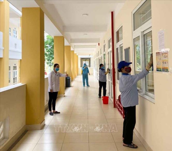Trong ảnh: Trường THPT Trần Nhân Tông, quận Hai Bà Trưng tổng vệ sinh toàn trường, sẵn sàng đón học sinh trở lại vào ngày 4/5 tới đây. Ảnh: TTXVN phát