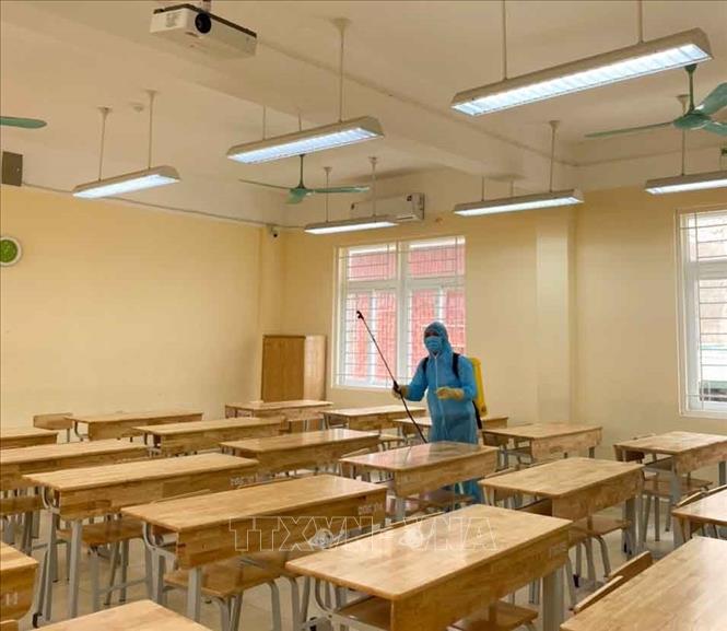 Trong ảnh: Trường THPT Trần Nhân Tông, quận Hai Bà Trưng phun thuốc khử khuẩn, tổng vệ sinh toàn trường, sẵn sàng đón học sinh trở lại vào ngày 4/5 tới đây. Ảnh: TTXVN phát