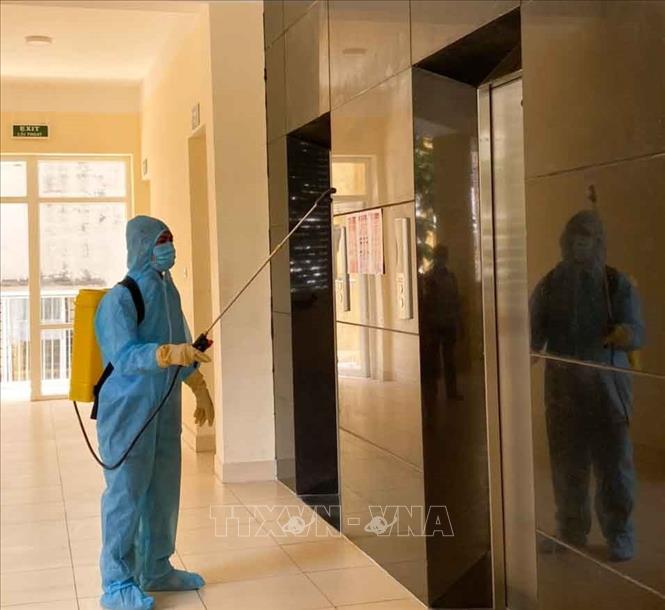 Trong ảnh: Trường THPT Trần Nhân Tông, quận Hai Bà Trưng phun thuốc khử khuẩn, tổng vệ sinh toàn trường, sẵn sàng đón học sinh trở lại vào ngày 4/5 tới đây. Ảnh: TTXVN phát